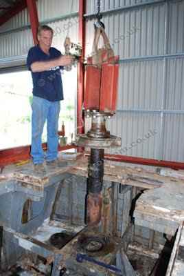 S130 - Lifting the main rudder head off the stock